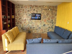 Smart-tv, tafelvoetbal, een tafeltennistafel en boeken