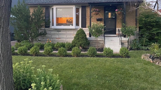 A single-story house with a dark roof, a front porch, and a well-maintained lawn. - Entire Home in Toronto - 10 mins YYZ (Toronto)
