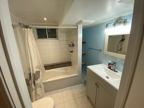 Haartrockner, Bidet, Handtücher, Seife