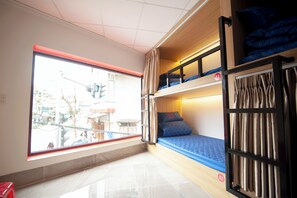 A room with a large window, bunk beds, and a curtain. - Ma Pi Leng Horizon Hostel - Tour Motobike rental (Ha Giang 2)