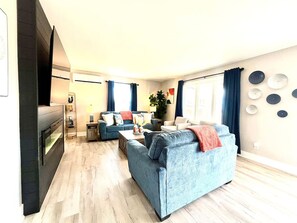 TV connectée, cheminée, livres