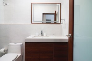 Douche, sèche-cheveux, serviettes fournies, savon