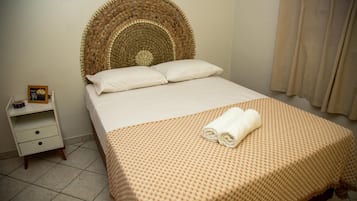 Espacio para trabajar con laptop y tabla de planchar con plancha