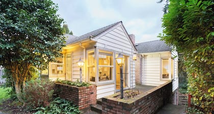 4 bedroom bungalow with lakeview in Seattle