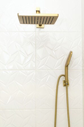 Een douche, een haardroger, handdoeken, zeep