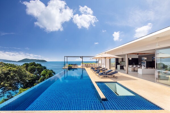 A modern infinity pool with a clear view of the ocean and distant islands. - Villa Narissa (Kamala)