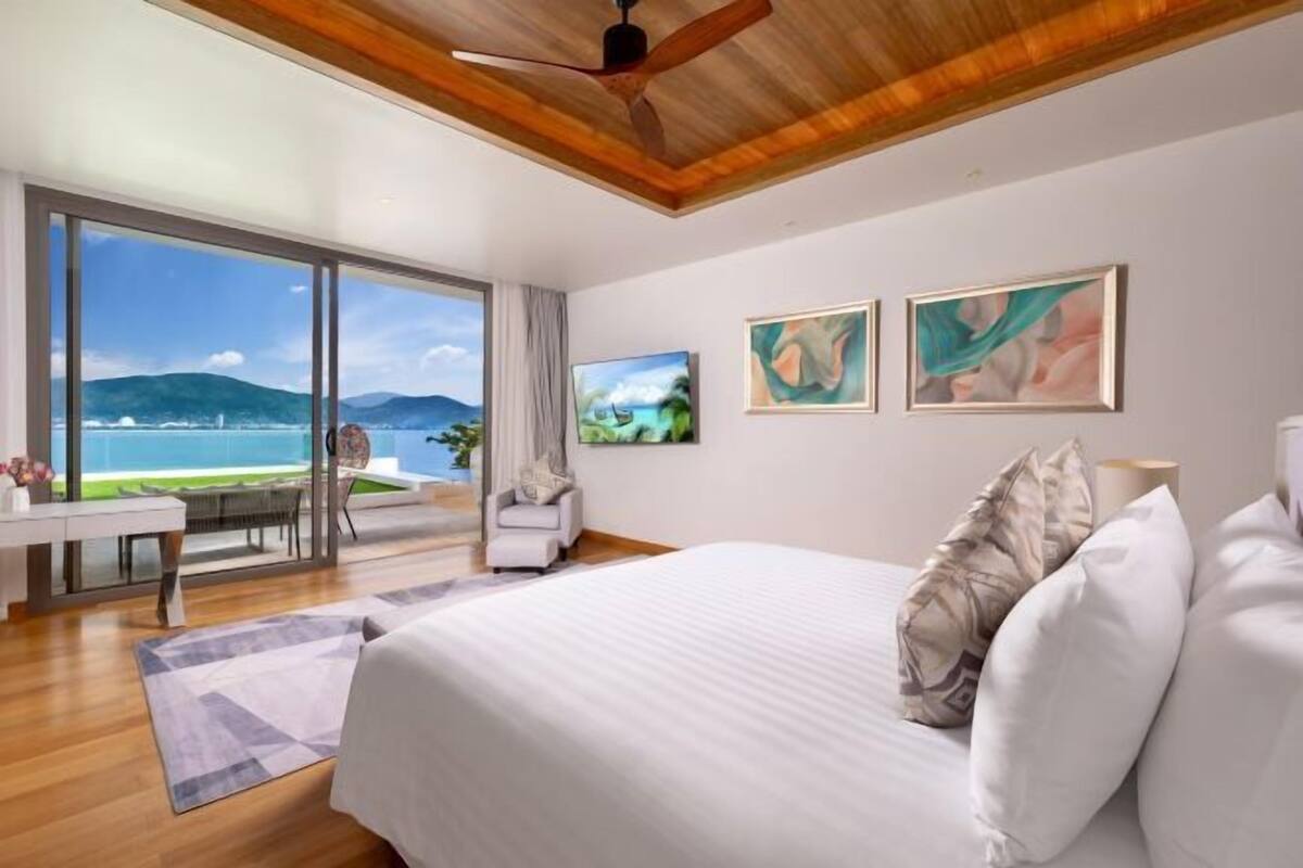 In-room safe, desk, WiFi (free), bed sheets