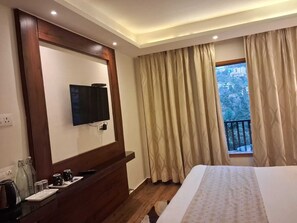 Deluxe Double Room | Blackout drapes, iron/ironing board, free WiFi - HOTEL CLOUDCHAT (Dharamshala)