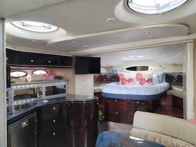 Charming houseboat in pleasant New London with AC, WiFi