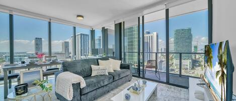 Televisor intel·ligent i taula de tennis de taula