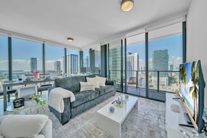 Smart-TV, Tischtennisplatte, Computerbildschirme, Drucker