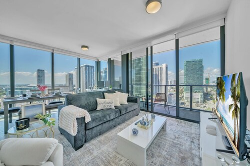 Luxury 3BR Walk to Ultra Bay/Skyline View Condo in Miami & Resort Amenities!