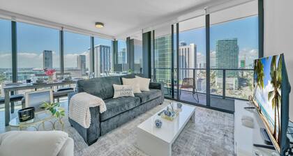Luxury 3BR Walk to Ultra Bay/Skyline View Condo in Miami & Resort Amenities!