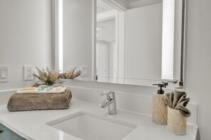 Asciugacapelli, asciugamani, sapone, shampoo