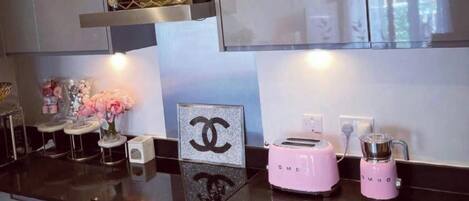 Een koelkast, een magnetron, een oven, een kookplaat