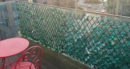 1 Bed Apartment Sleeps 2 - Free Parking