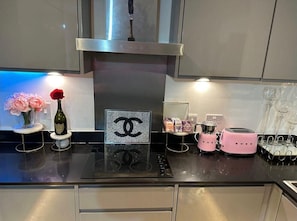 Refrigerador, microondas, horno y parrilla de estufa