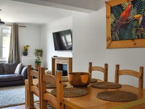 Dining - The Hideaway - Spacious 3 Bedroom Apartment (Truro)