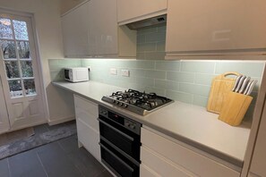 Køleskab, mikrobølgeovn, ovn, kogeplade
