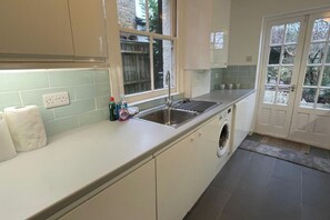 Køleskab, mikrobølgeovn, ovn, kogeplade