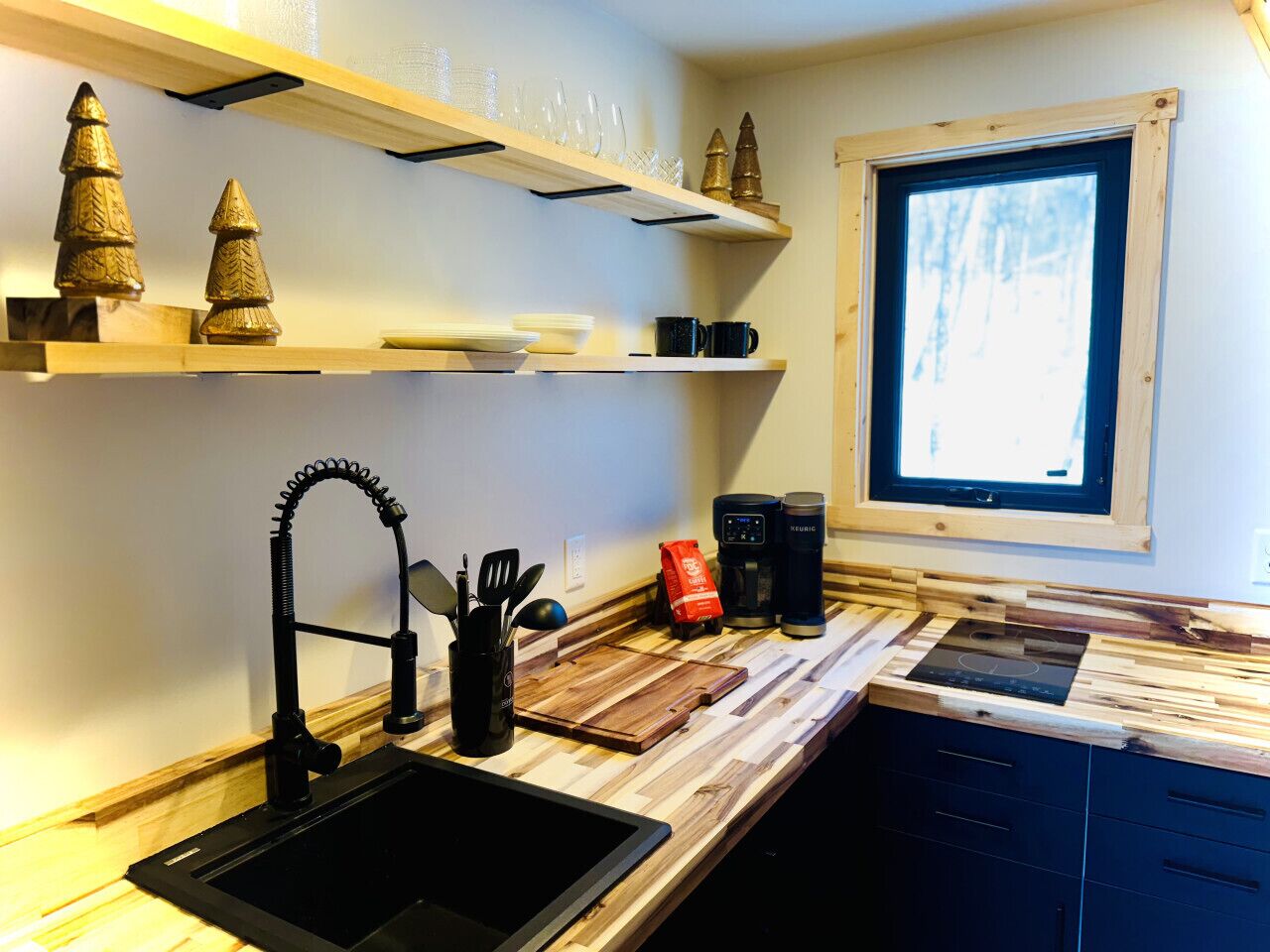 Réfrigérateur, micro-ondes, plaque de cuisson, cafetière/bouilloire