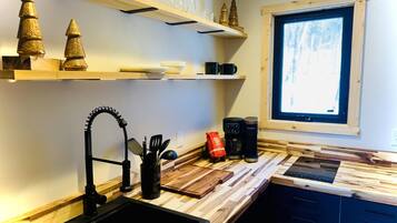 Kühlschrank, Mikrowelle, Herdplatte, Wasserkocher mit Kaffee-/Teezubehör
