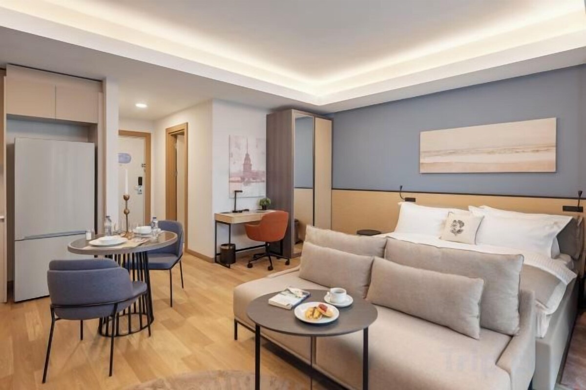 Living area | 40-inch flat-screen TV with cable channels