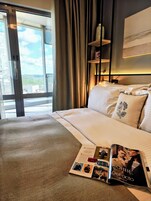 Cubrecamas, caja de seguridad en la habitación y escritorio 