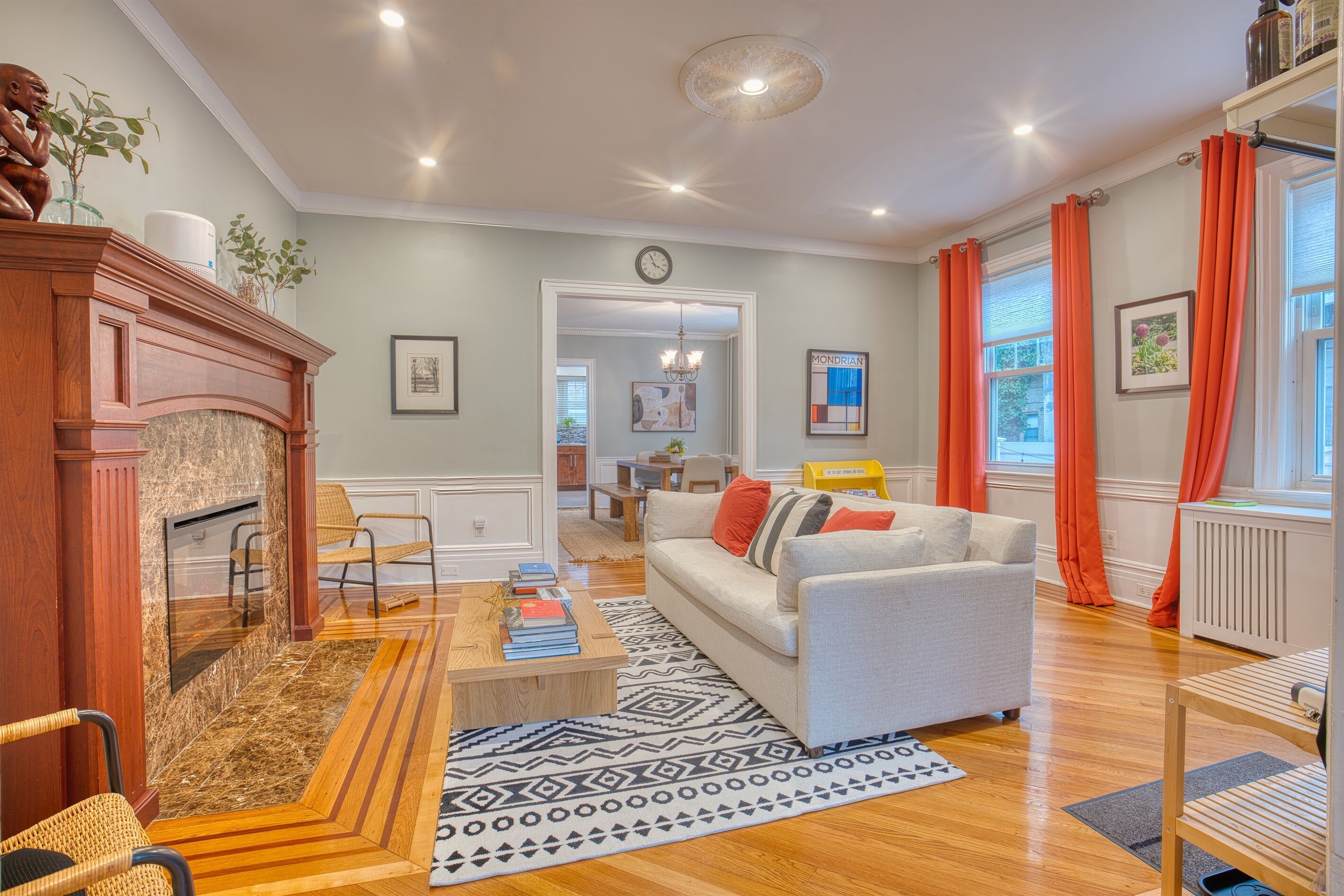 智能電視、壁爐、電子遊戲、書籍