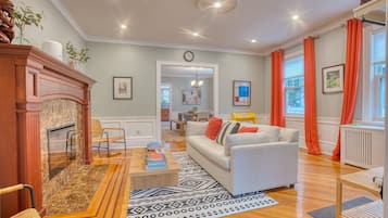 TV connectée, cheminée, jeux vidéo, livres