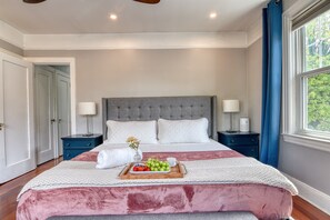 4 habitaciones, escritorio y tabla de planchar con plancha