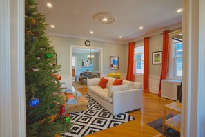 TV connectée, cheminée, jeux vidéo, livres