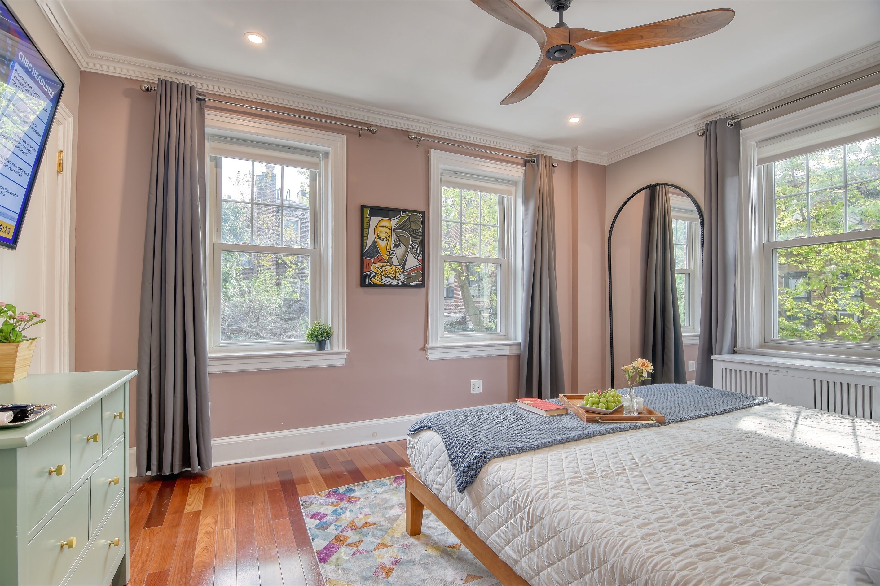 4 habitaciones, escritorio y tabla de planchar con plancha 