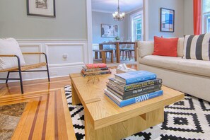 TV connectée, cheminée, jeux vidéo, livres