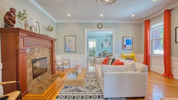 智能電視、壁爐、電子遊戲、書籍