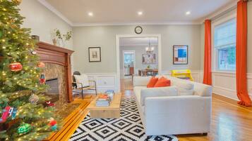 Smart TV, chimenea, videojuegos, libros