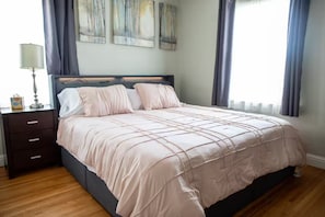 3 chambres, bureau, fer et planche à repasser, lit de bébé portatif