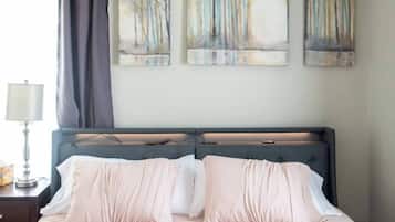 3 quartos, escrivaninha, ferros/tábuas de passar roupa, berço de viagem