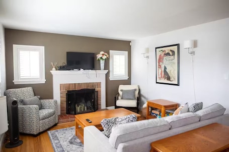 Smart TV, video games, computer monitors. Historic, Family-Friendly Home in Downtown
