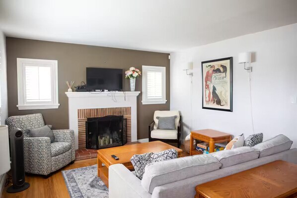 Smart TV, video games, computer monitors - Historic, Family-Friendly Home in Downtown (Bakersfield)