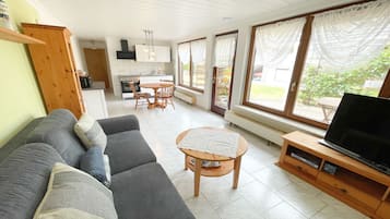 Fernseher, Tischtennisplatte, Stereoanlage