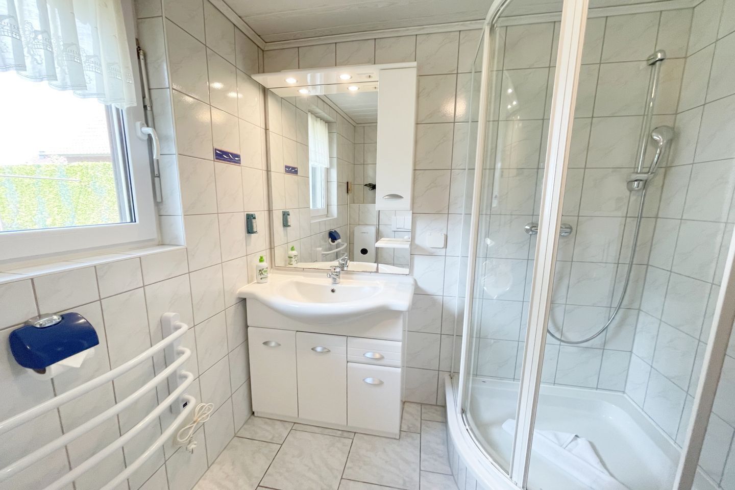 Dusche, Haartrockner, Handtücher