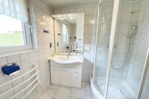 Dusche, Haartrockner, Handtücher