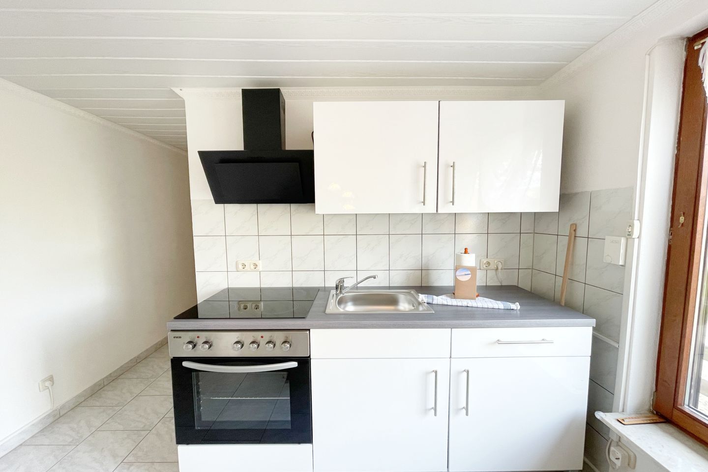 Wasserkocher mit Kaffee-/Teezubehör, Kühlschrank, Mikrowelle, Ofen