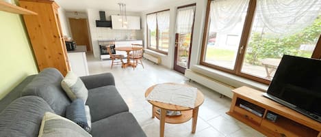 Televisión, mesa de ping pong, estéreo