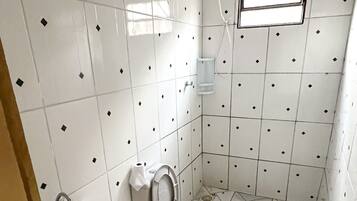 Chuveiro, banheira de hidromassagem, secador de cabelo, bidê