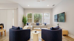 Smart TV, books, stereo - Luxe retreat w/heated pool+firepit+indoor pickleball wall+gym 5 min to beach (Jacksonville Beach)