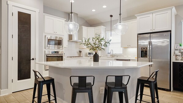 Fridge, microwave, oven, stovetop - Luxe retreat w/heated pool+firepit+indoor pickleball wall+gym 5 min to beach (Jacksonville Beach)