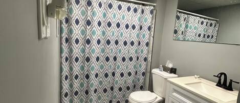 淋浴设施、吹风机、毛巾、肥皂