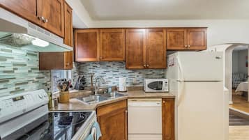 ثلاجة، ميكروويف، فرن، موقد طهي مسطح